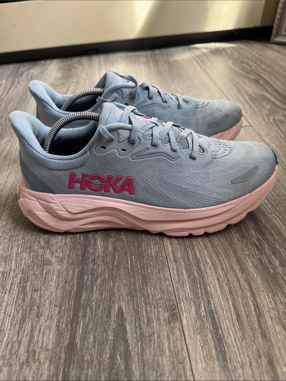 Hoka ARAHI 8 Women's Athletic Sneakers in Light Blue with Pink Accents